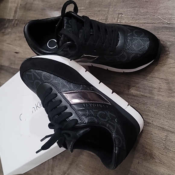 Calvin Klein Shoes - Calvin Klein sneakers EUC